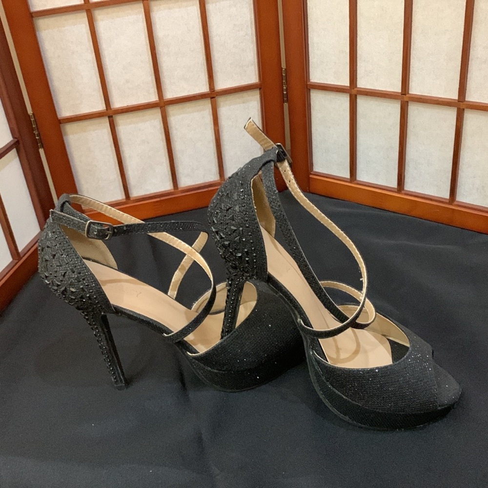 Women’s Platform Heels. Size: 8.5